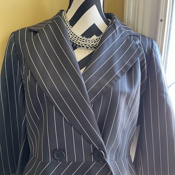 NWT As-hro pant suit, pin stripe, black &white, jacket is short waisted SZ14 - Picture 4 of 13